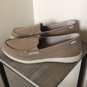 NWOT CROCS Khaki Walu Canvas Loafer - Size 7